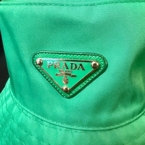 WOMEN'S PRADA GREEN RE-NYLON BUCKET HAT LOGO PLAQUE ONE SIZE - Picture 2 of 6